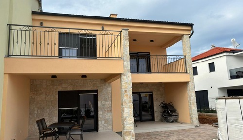 House (Holiday House 2)