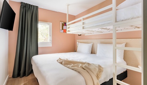 Triple Room, Multiple Beds (Pop)