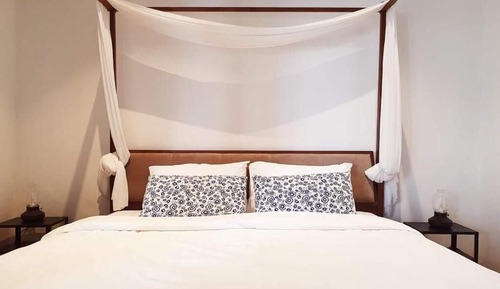 Traditional House, 2 Bedrooms, City View