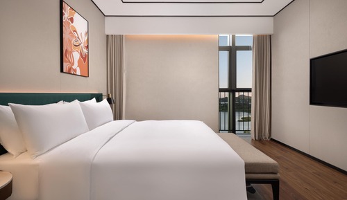 Suite, 1 King Bed, Bay View