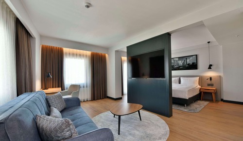 Suite, Partial Sea View