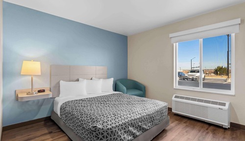 Suite, 1 Queen Bed, Accessible, Non Smoking (Roll-In Shower)