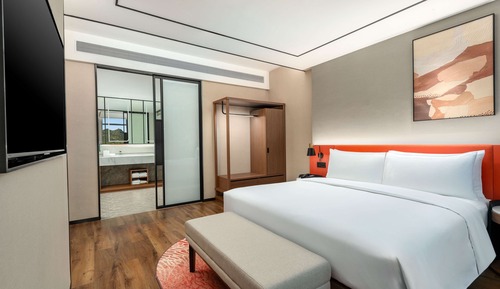 Deluxe Suite, 1 King Bed, Bathtub