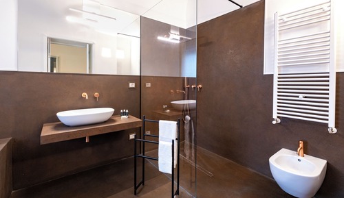 Comfort Room, Balcony, Courtyard View