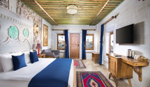 Comfort Room, 1 King Bed, Non Smoking, Valley View