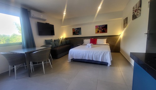 City Studio, Hill View