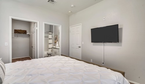 Family Apartment, 2 Bedrooms, Pool Access, Mountain View