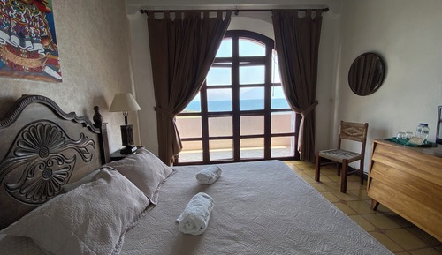 Comfort Room, 1 Queen Bed, Lake View
