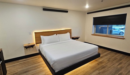Deluxe Studio, Sea View (King Bed)