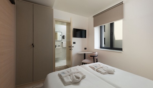 DOUBLE ROOM PARK VIEW, NO BALCONY