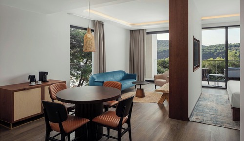 Suite, 1 King Bed, Balcony