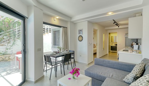 Junior Condo, Poolside