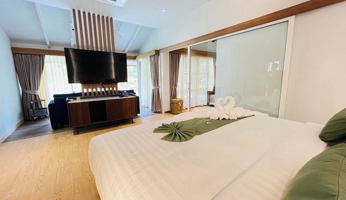 Grand Room, Balcony, Garden View