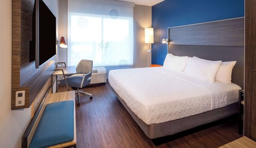 Room, 1 King Bed, Accessible (Mobility, Hearing, Roll-In Shower)