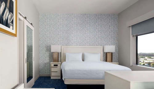 Studio, 1 King Bed, Refrigerator & Microwave (Wet bar)