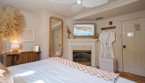 Oasis (Deluxe King - 2nd Floor)