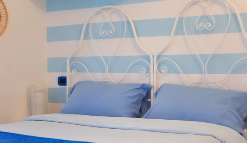 Romantic Double Room, 1 Queen Bed, Private Bathroom, Garden View