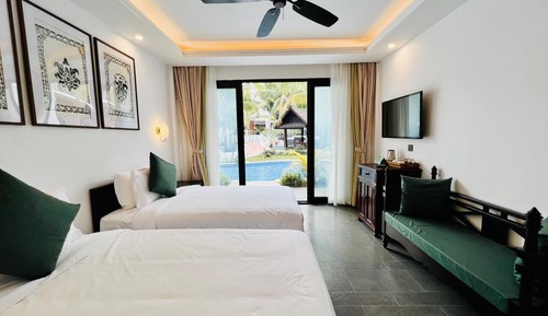 Deluxe twin room pool Access