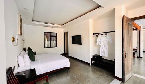  Manyo Executive Suite Pool Access