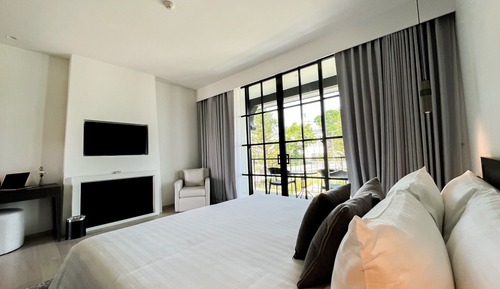 Deluxe Corner with Bathtub