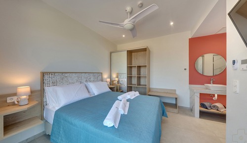 Honeymoon Suite, Sea View