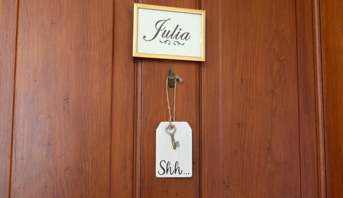 Julia Single Queen