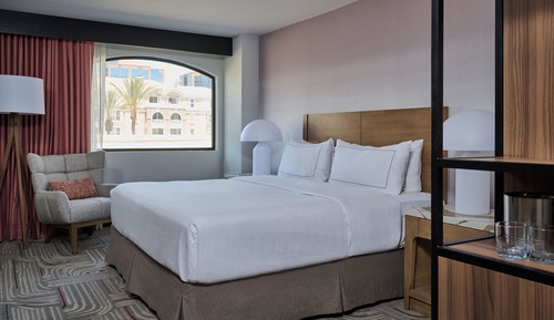 Suite, 1 King Bed, Accessible, Bathtub (Mobility & Hearing)