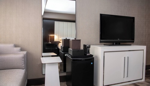 Room, 1 King Bed (Mobility/Hearing Access, Roll-In Shwr)