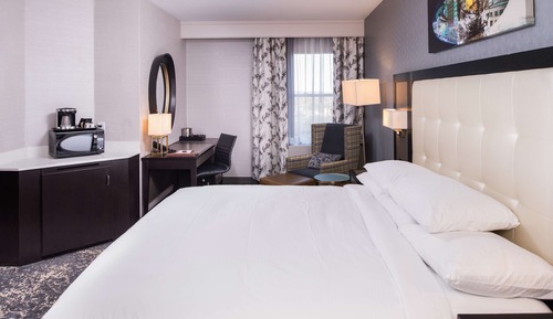 Deluxe Suite, 1 King Bed, Jetted Tub