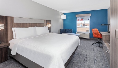 Suite, 1 King Bed, Mobility Accessible (Communications, Accessible Tub)