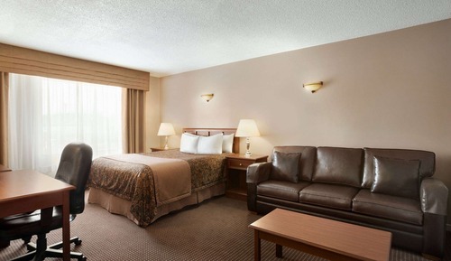 Deluxe Suite, 1 Queen Bed, Non Smoking (One-Bedroom)
