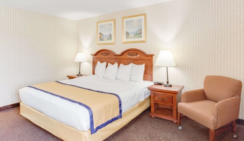 Standard Room, 1 Queen Bed, Accessible