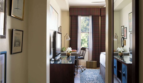 Room, 1 King Bed (Graduate)