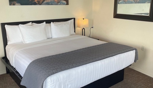 Junior Suite, 1 King Bed, Lake View