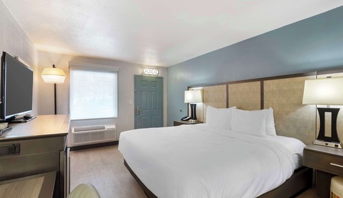Standard Room, 1 King Bed, Refrigerator, Poolside