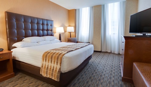 Deluxe Room, 1 King Bed, Refrigerator & Microwave (Interior)