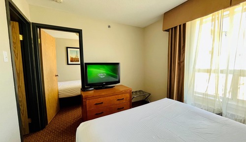 Family Suite, 2 Bedrooms, Non Smoking, Kitchen (Queen Bed, Double Bed, Living Room)