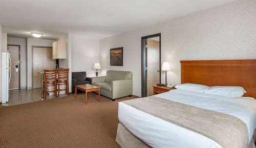 Suite, Non Smoking, Kitchen (1 Queen Bed, 2 Twin Beds, Sofa Bed)