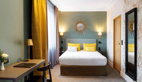 Deluxe Room, 1 Queen Bed, Non Smoking (with Sofabed)