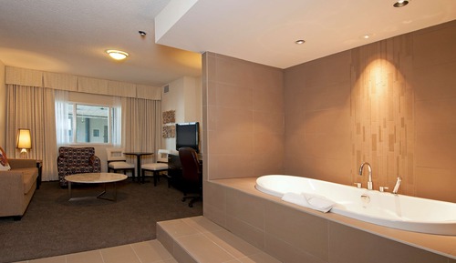 Premium Studio, 1 King Bed, Jetted Tub (Coast Honeymoon Suite)