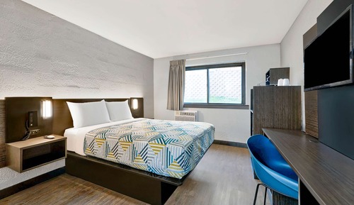Deluxe Room, 1 Queen Bed, Non Smoking, Refrigerator & Microwave