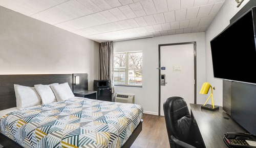 Standard Room, 1 Queen Bed, Non Smoking, Refrigerator & Microwave