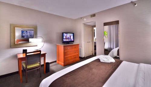 Basic Suite, 1 King Bed, Accessible, Bathtub (Mobility & Hearing)