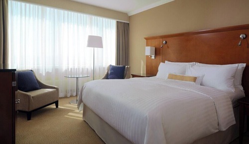 Business Suite, 1 King Bed with Sofa bed, Club Lounge Access