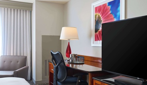 Room, 1 King Bed, Accessible (Mobility, Hearing, Roll-In Shower)