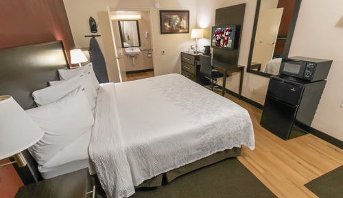 Deluxe Room, 1 King Bed, Accessible (Smoke Free)