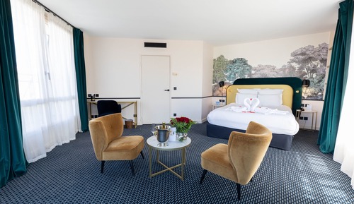 Suite, 1 Queen Bed, Non Smoking, Balcony