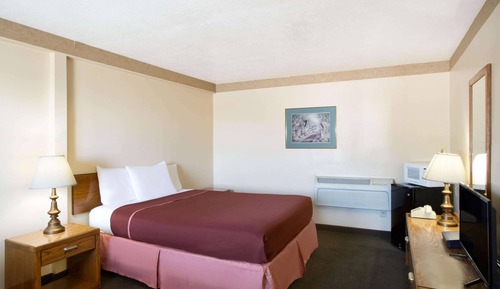 1 Queen Bed, Smoking, Room 129