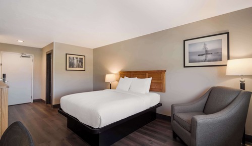 Standard Room, 1 Queen Bed, Non Smoking, Refrigerator & Microwave