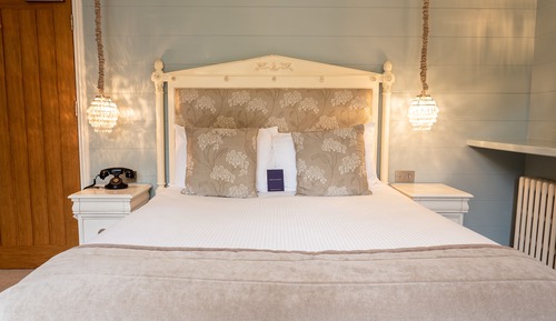 Double Room (Feature)